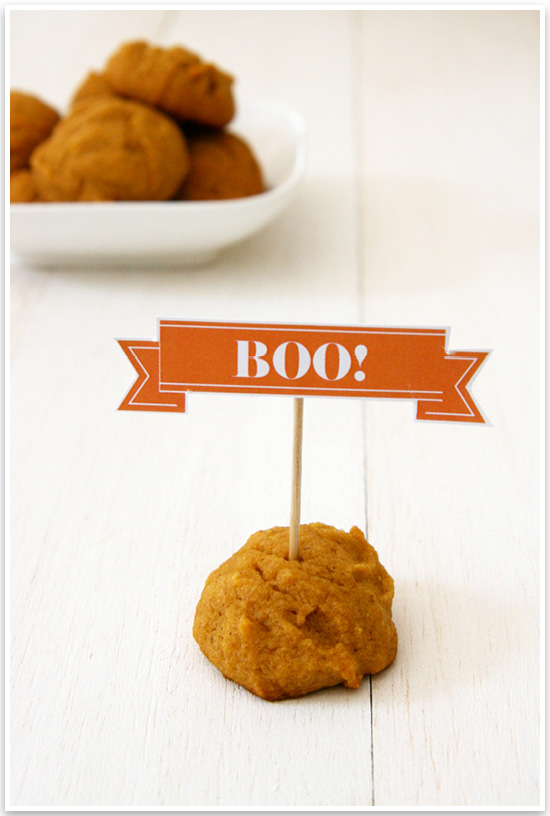 DIY Halloween Dog Treat Recipe | Looking for a quick and easy way to get your dog in on the Halloween spirit? Try our quick and easy Halloween dog treat recipe! Click for the full tutorial. | Pretty Fluffy