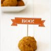 DIY Halloween Dog Treat Recipe | Looking for a quick and easy way to get your dog in on the Halloween spirit? Try our quick and easy Halloween dog treat recipe! Click for the full tutorial. | Pretty Fluffy